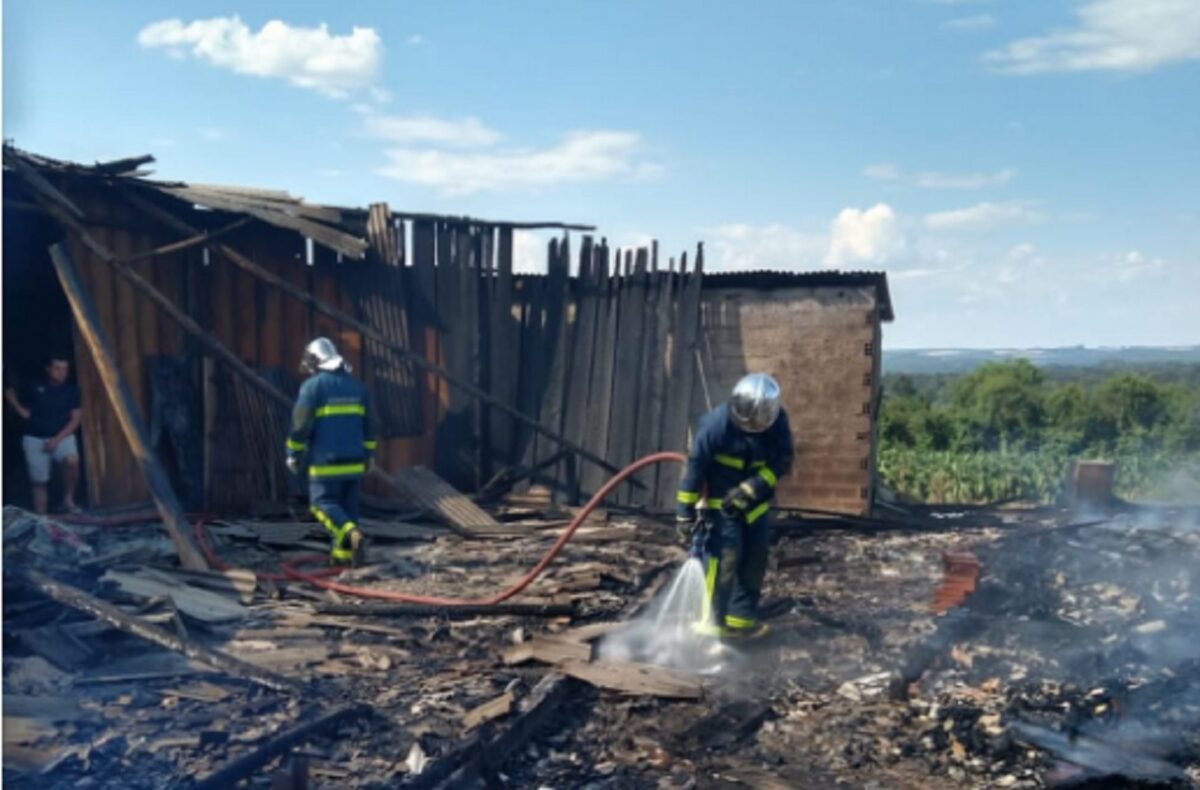 Casa de idoso fica totalmente queimada por incêndio no Rio Baio