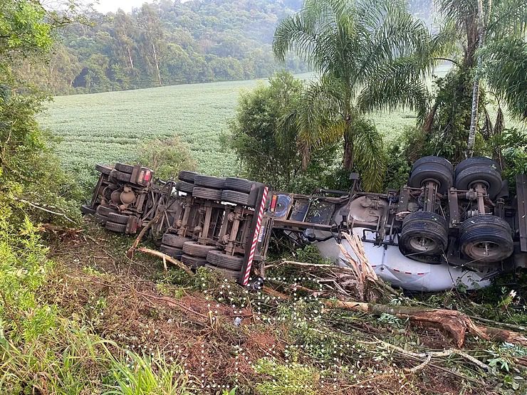 Caminhão carregado com concreto tomba e mulher fica ferida em acidente na BR-277 em Palmeira