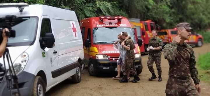 Caminhão do Exército cai de ribanceira em Blumenau