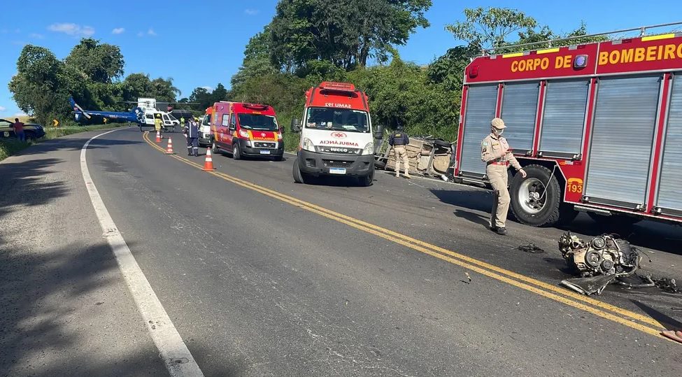 Mulher morre em grave acidente envolvendo quatro veículos e uma carreta em Irati