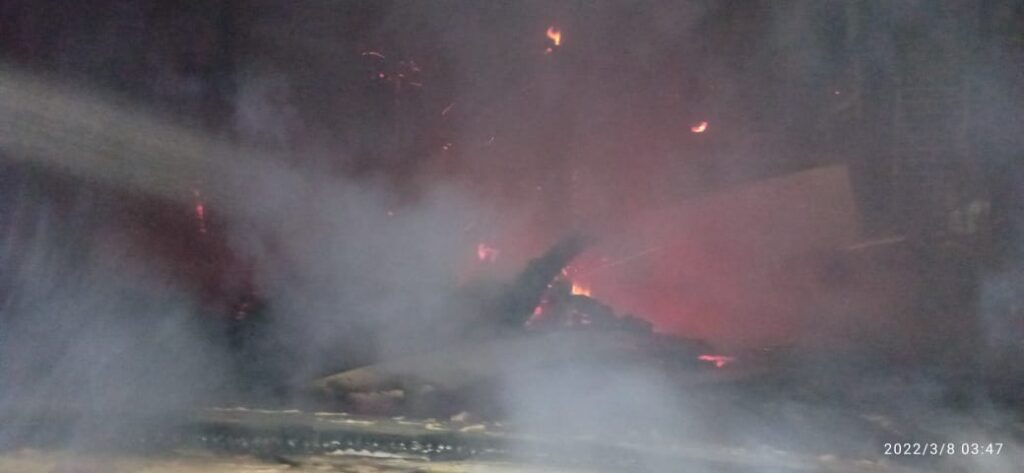 Bombeiros combatem incêndio em residência de madeira na madrugada em Porto União