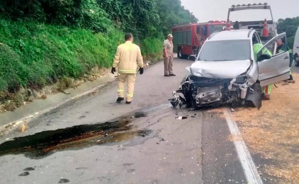 Motorista é socorrido após se perder na direção e bater em barranco na BR-277