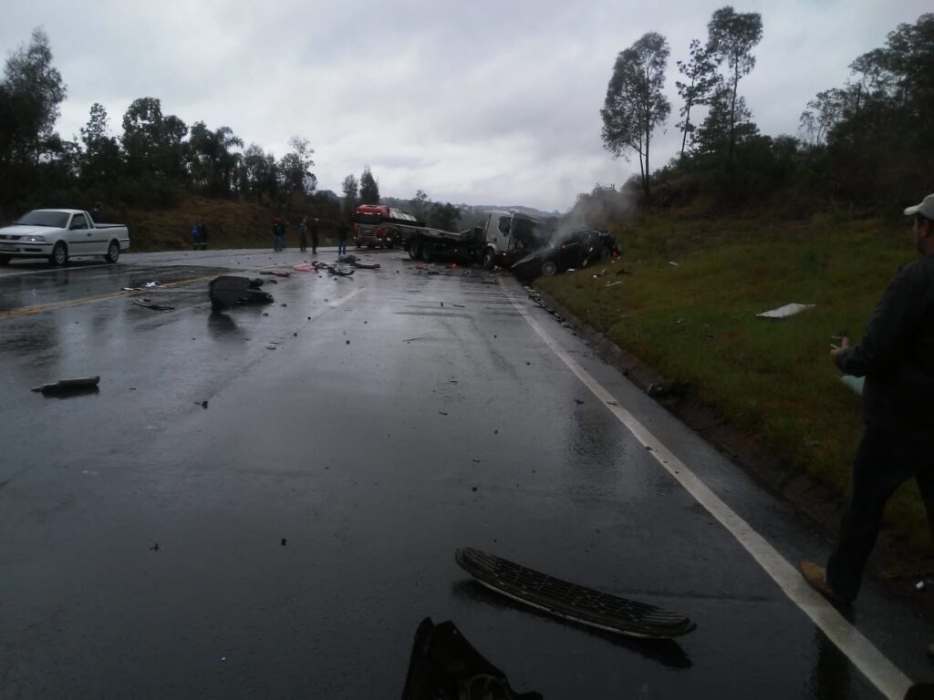 Colisão entre carro e caminhão deixa três mortos em Palmeira