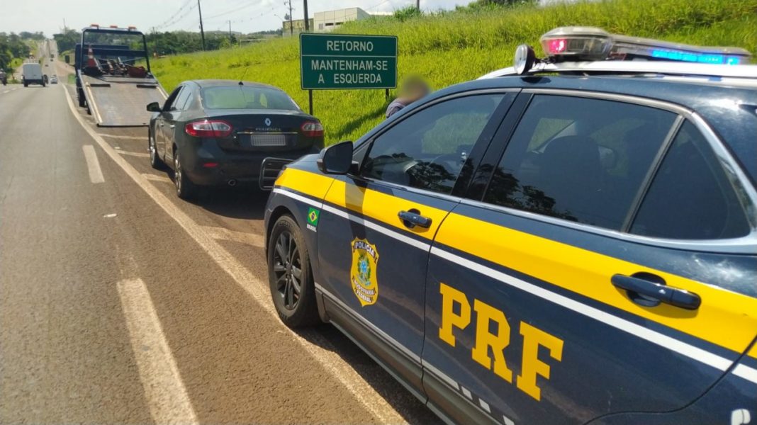 PRF flagra motorista falando ao celular, sem cinto, CNH vencida e carro com mais de R$ 10 mil em multas, em Londrina