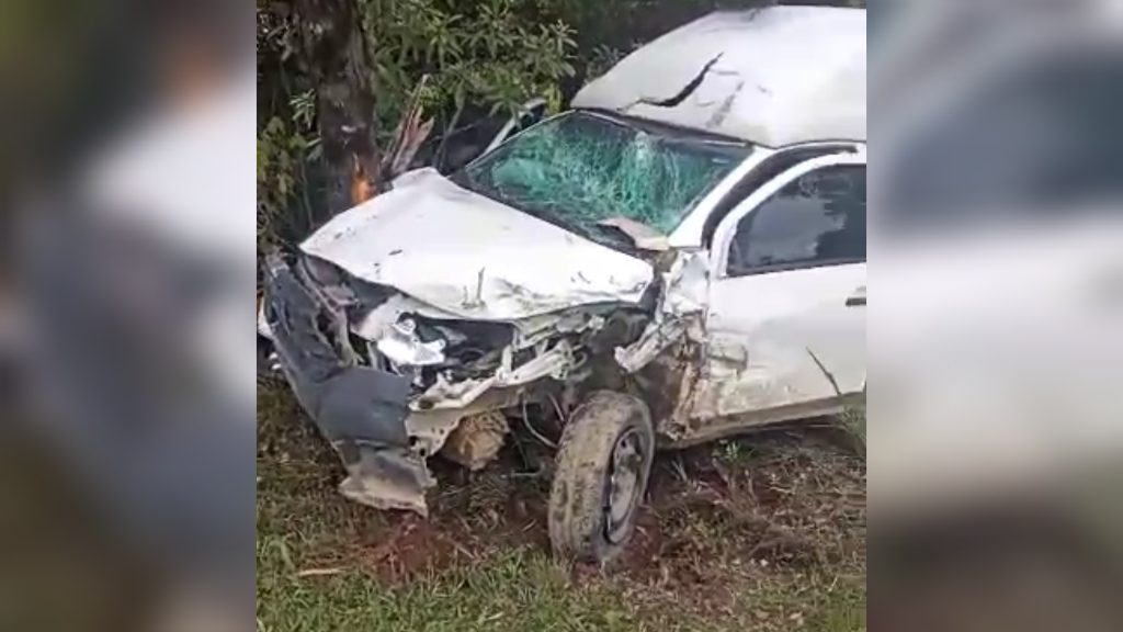 Carros batem de frente durante ultrapassagem na PR-151, em São João do Triunfo