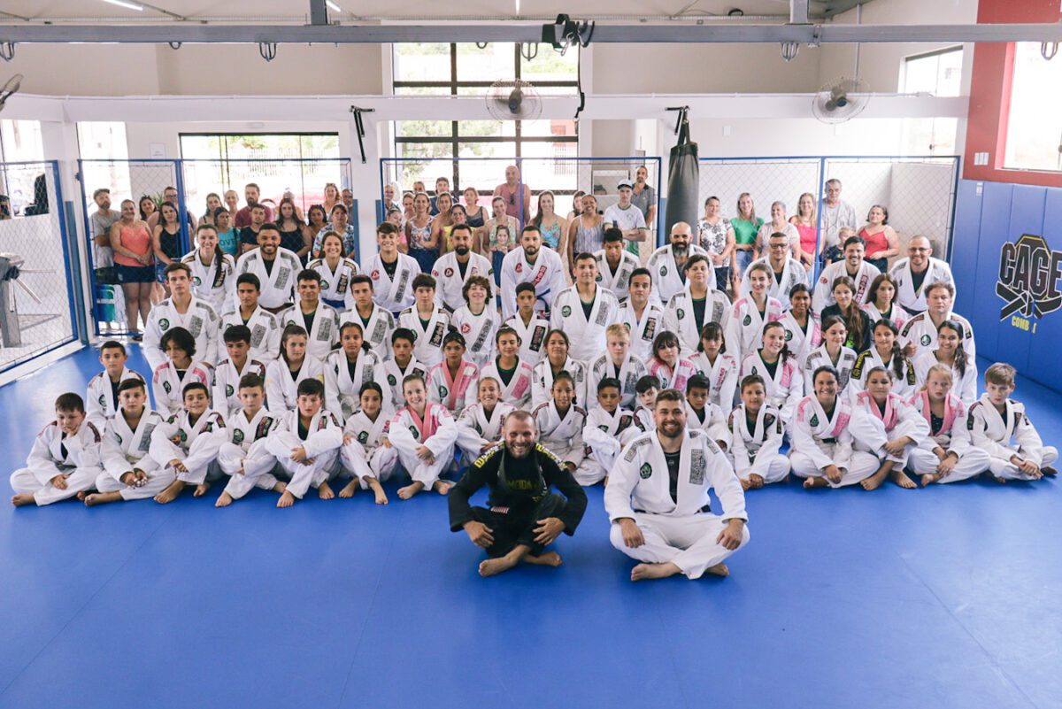 Mais de 20 atletas de jiu-jitsu do Colégio Duque de Caxias receberam prêmios em campeonatos estaduais e nacionais