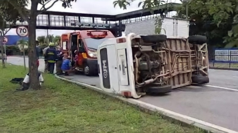 Kombi capota com passageiros sem cinto de segurança, no Paraná