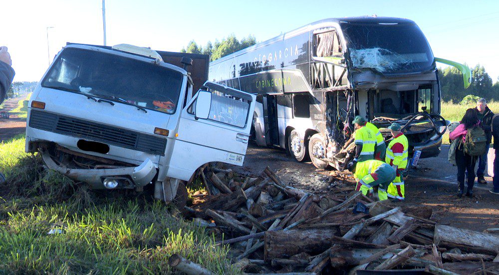 Acidente entre ônibus e caminhão deixa 15 feridos na BR-277, em Cascavel