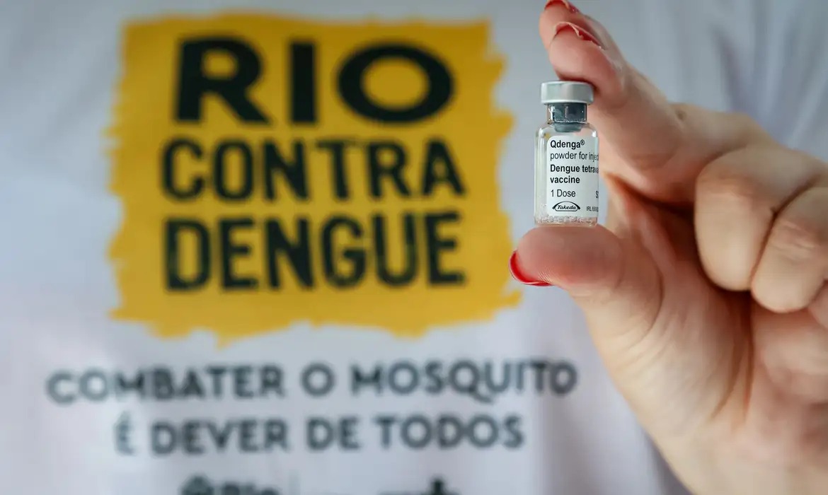 Menos de 15% das vacinas disponibilizadas contra dengue chegaram até crianças e adolescentes