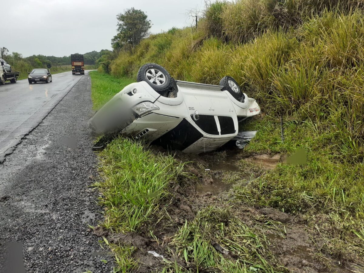 Caminhonete capota na PR-151, em Palmeira