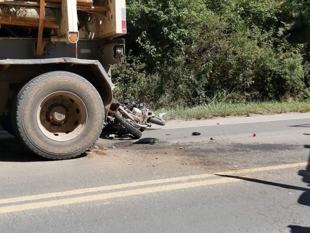 Motociclista morre em acidente envolvendo caminhão na PR-151, em São João do Triunfo