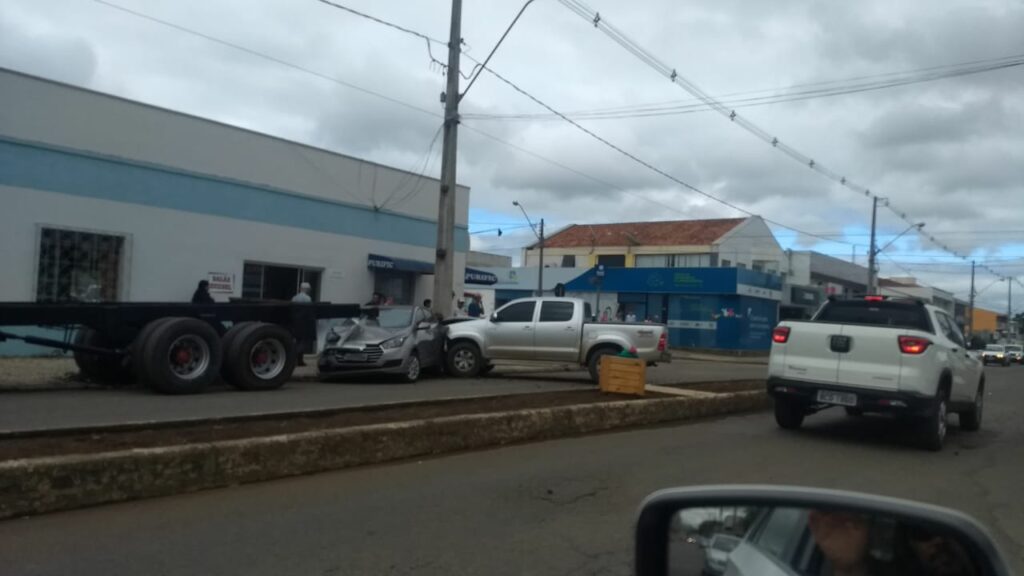 Acidente envolve vários veículos no centro de São Mateus do Sul