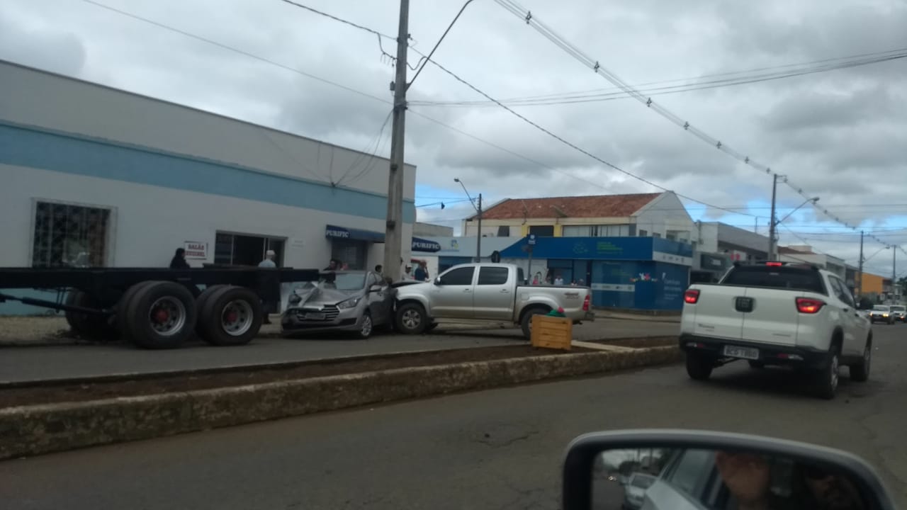 Acidente envolve vários veículos no centro de São Mateus do Sul