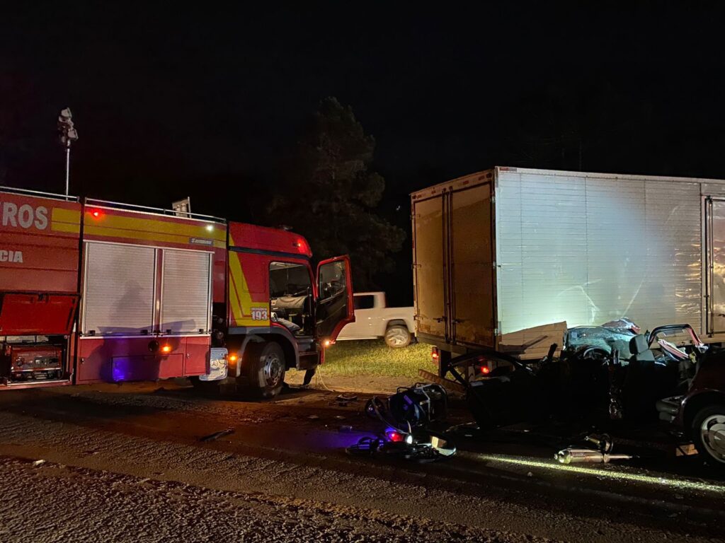 Bombeiros de Três Barras atendem grave acidente entre automóvel e caminhão em Mafra