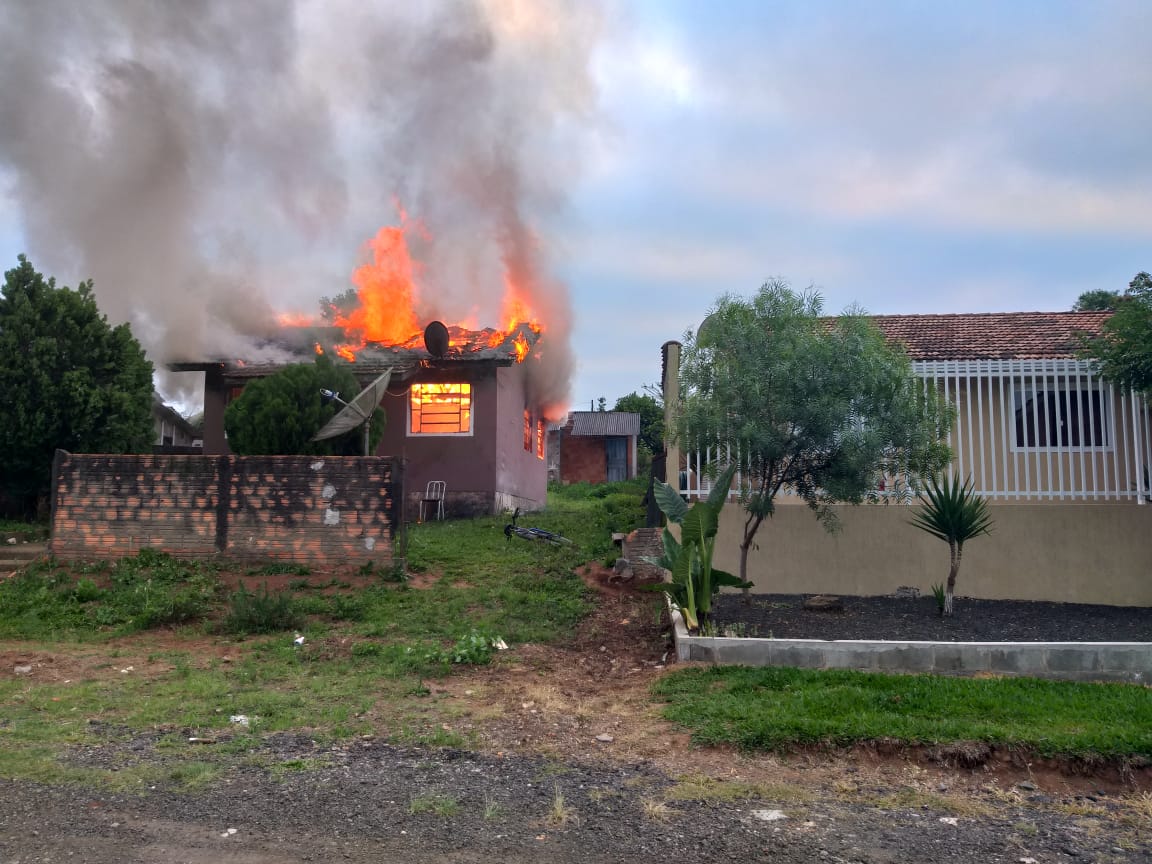 (SÃO MATEUS DO SUL) Bombeiros combatem incendio em residência