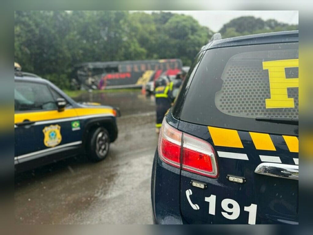 Mulher morre em acidente entre ônibus e carreta na BR-277 em Guarapuava