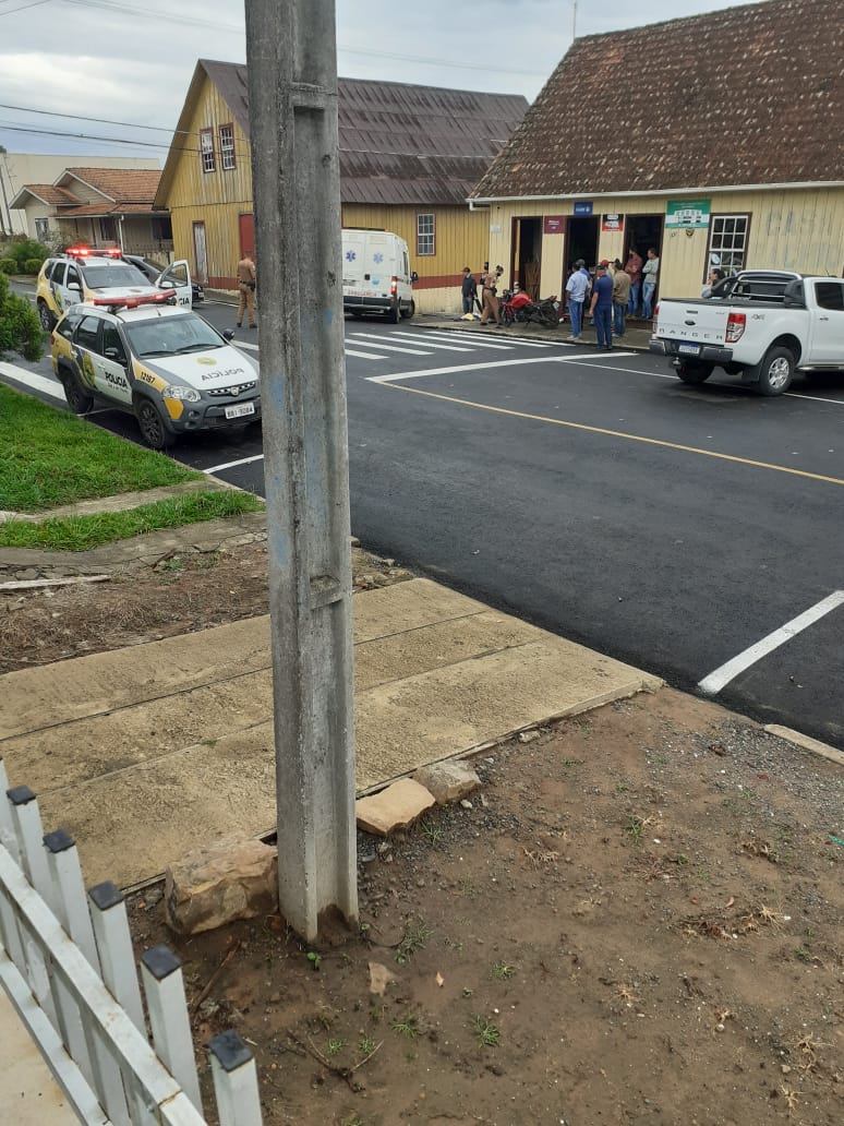 Motociclista avança preferencial e colide com viatura da PM em São João do Triunfo