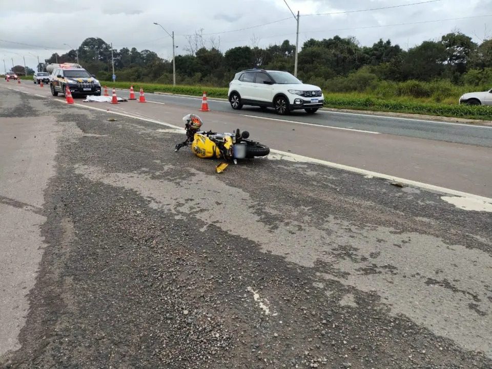 Moto bate contra caminhão e piloto que estava a caminho de casa morre na Rodovia do Xisto