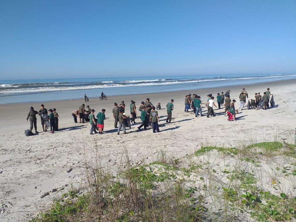 Voluntários retiram 350 kg de lixo de praias no Paraná, diz ONG