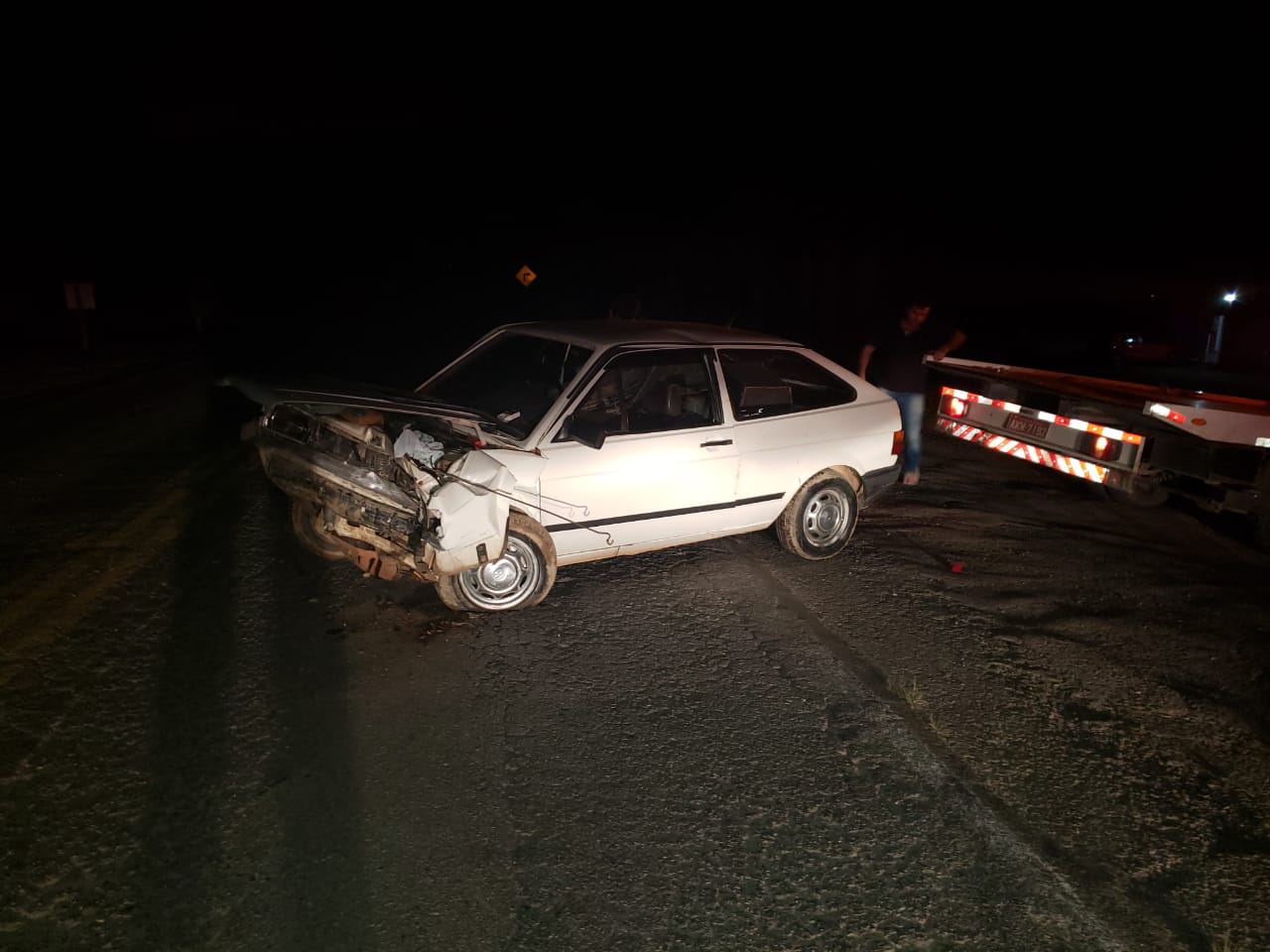 Gol sai de boate, acerta outro automóvel na contramão e condutor foge