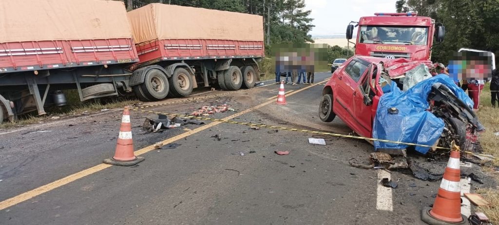 Casal morre em grave acidente envolvendo  carro e caminhão no Paraná