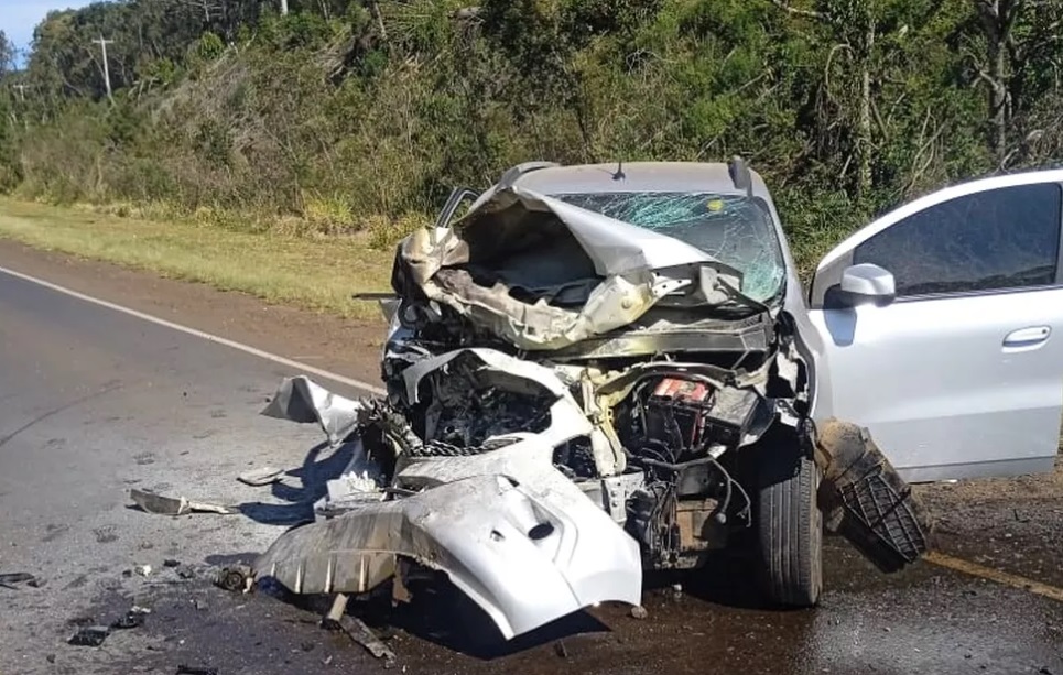 Batida entre carro e furgão mata criança e jovem no PR