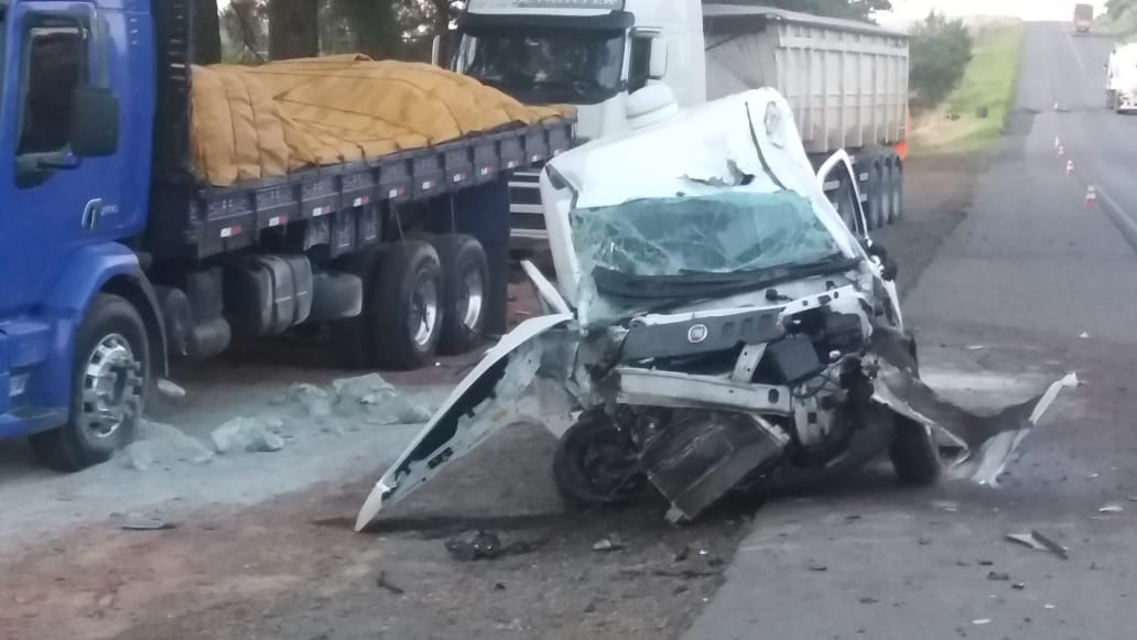 Motorista cai em ‘cratera’, sai da pista e colide contra dois caminhões na BR-153