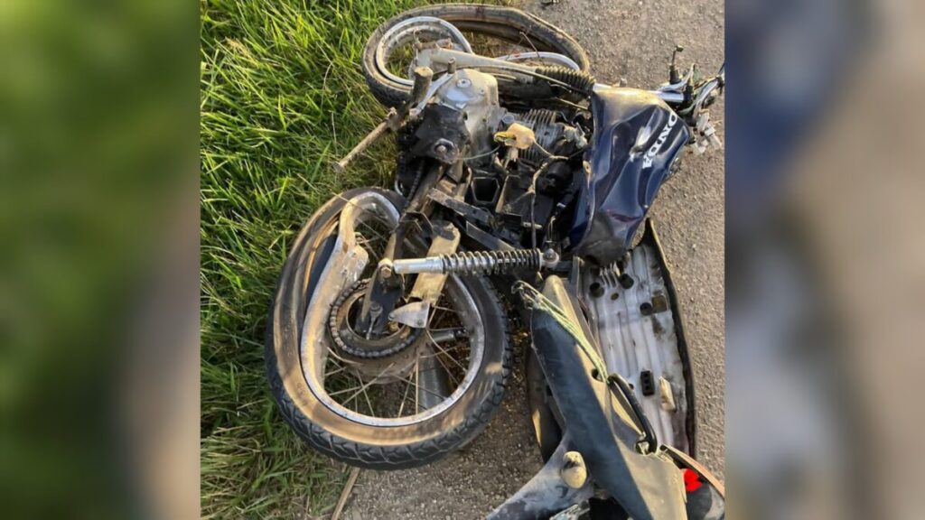 Motociclista morre após bater de frente com caminhão na BR-153, entre Mallet e Rio Azul