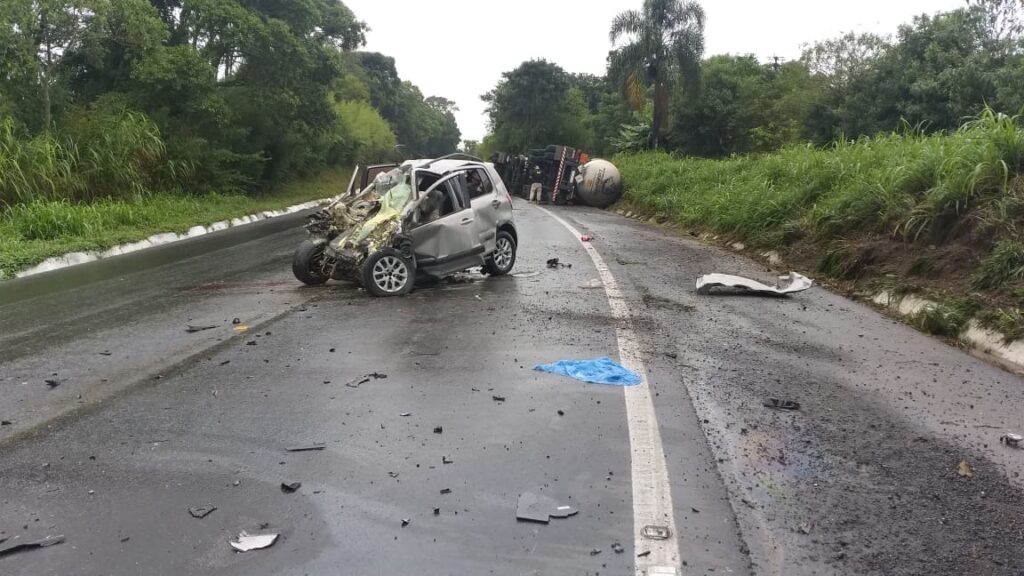 Grave acidente tira vida de 3 pessoas na BR 476 em batida contra carreta