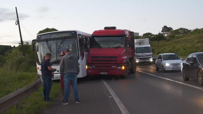 Dois caminhões e ônibus da UEPG se envolvem em acidente na BR-376