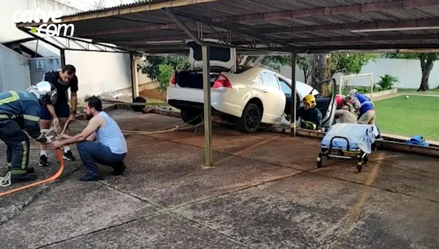 Mãe confunde marchas e atropela filho no Paraná; criança ficou presa embaixo do carro