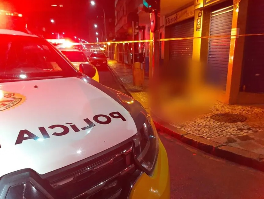 Homem é morto com tiro na cabeça ao lado de namorada no centro de Curitiba