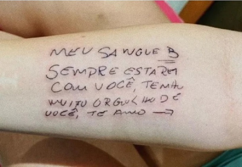 Filha tatua recado escrito pelo pai antes de morrer de Covid