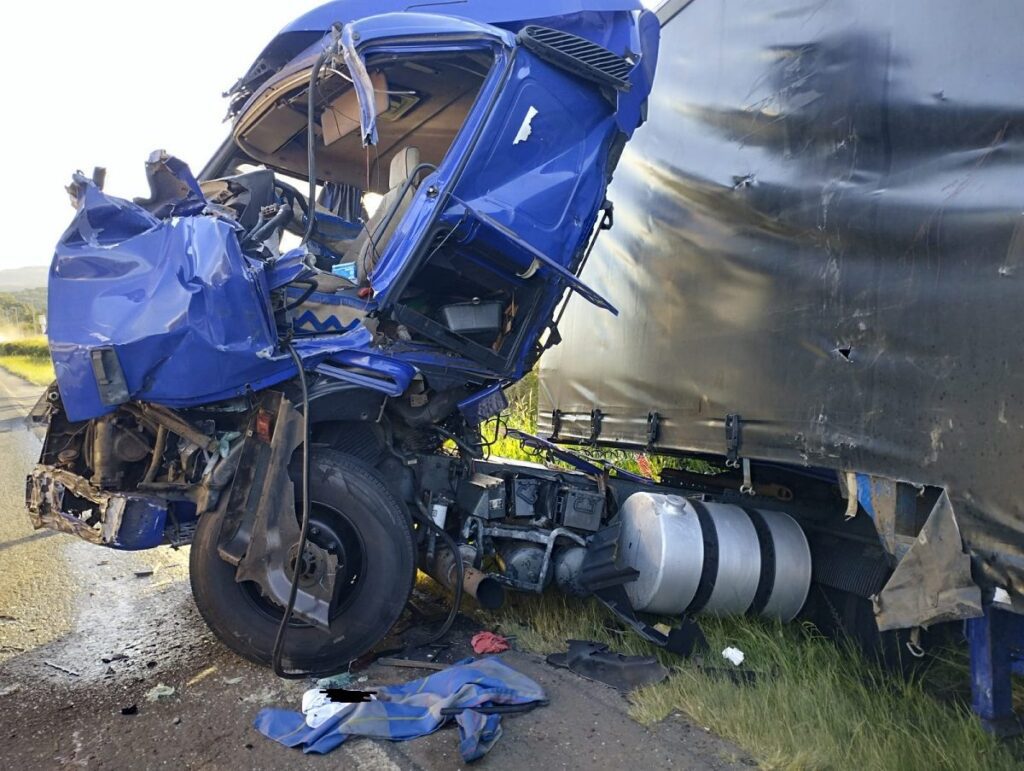 Caminhão acerta outro na PR-151, após supostamente carro da frente reduzir a velocidade