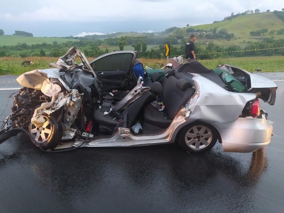 Acidente entre dois caminhões e um carro, deixa jovens  gravemente feridos no PR