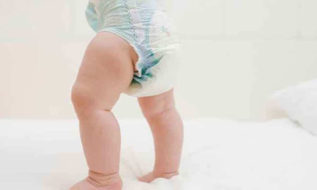 Sozinha e apenas de fralda, criança de 1 ano é resgatada da rua no PR