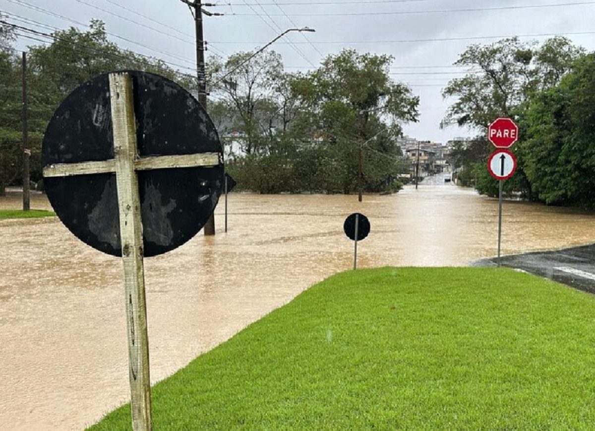 Depois do Rio Grande do Sul, chuvas e riscos de enchentes preocupam catarinenses