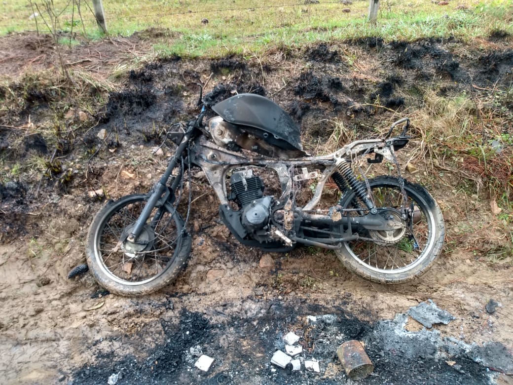 Após desentendimento em bar, homem tem moto furtada e queimada em São João do Triunfo