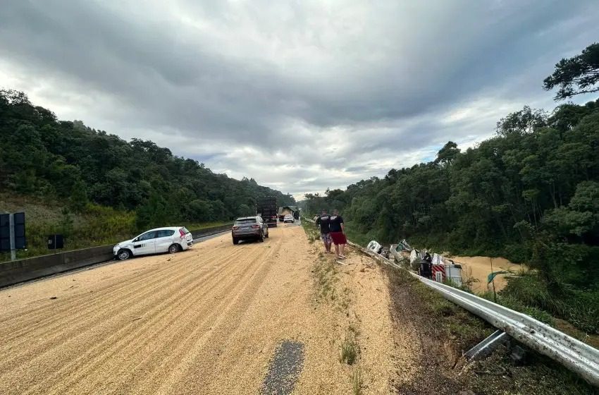 Caminhoneiro morre em grave acidente entre bitrens na BR-376