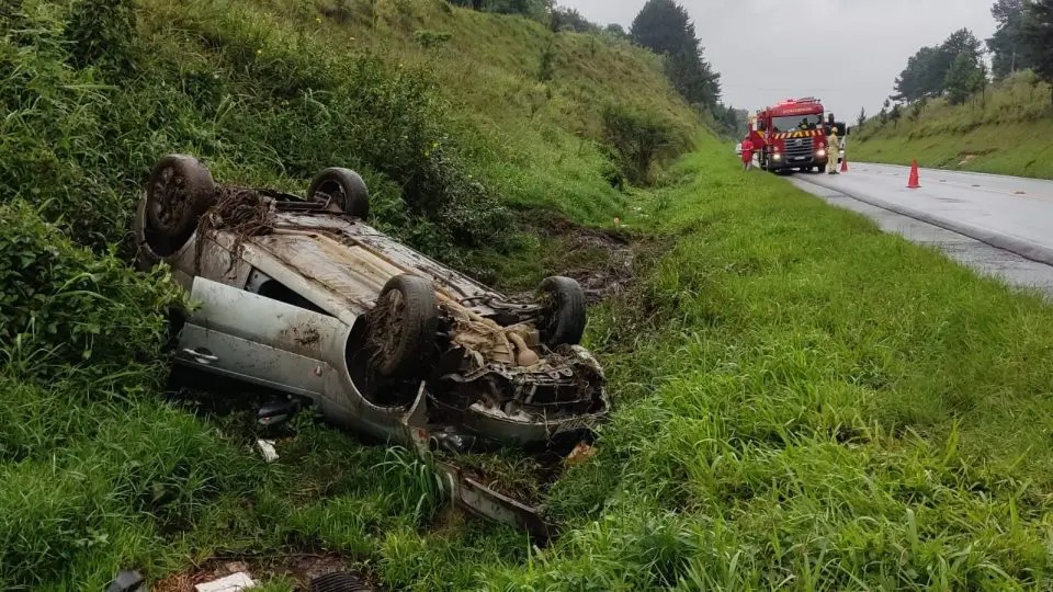 Carro sai da pista e motorista fica ferida após capotamento no Contorno Norte