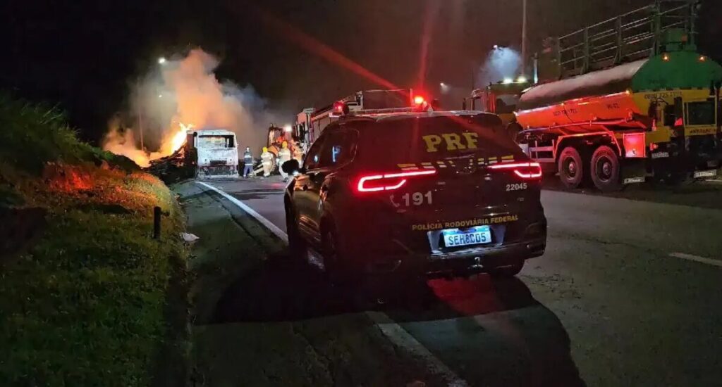 Caminhão carregado de madeira pega fogo e bloqueia BR-376, entre PR e SC; assista