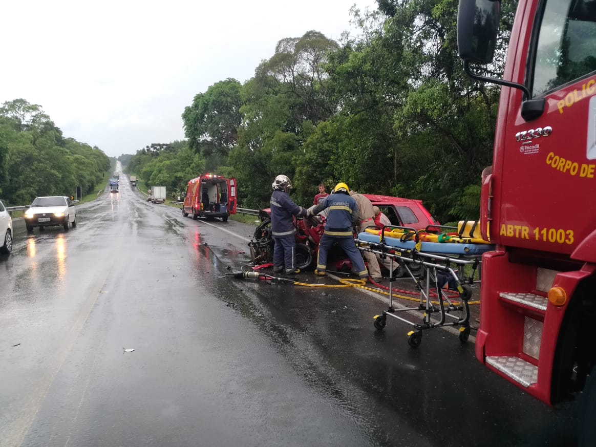 Motorista morre após bater na traseira de caminhão na BR-476