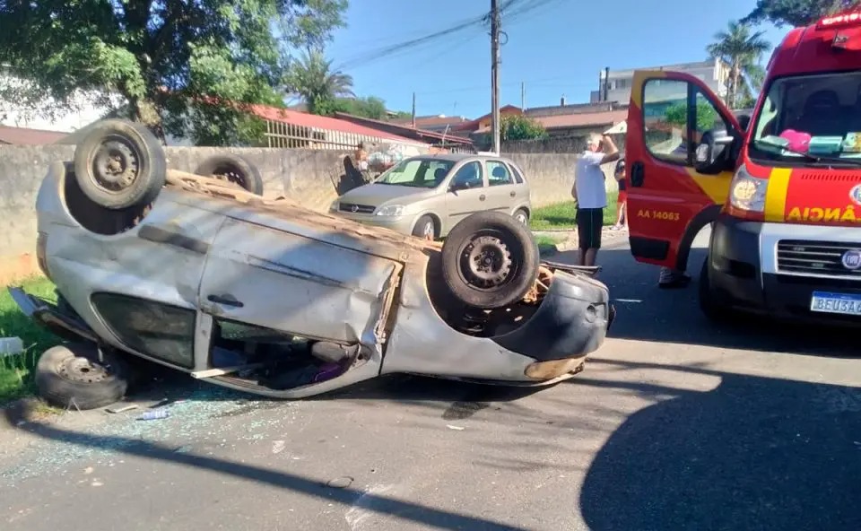 Mãe que levava filho para a creche capota carro ao bater em veículo estacionado na contramão