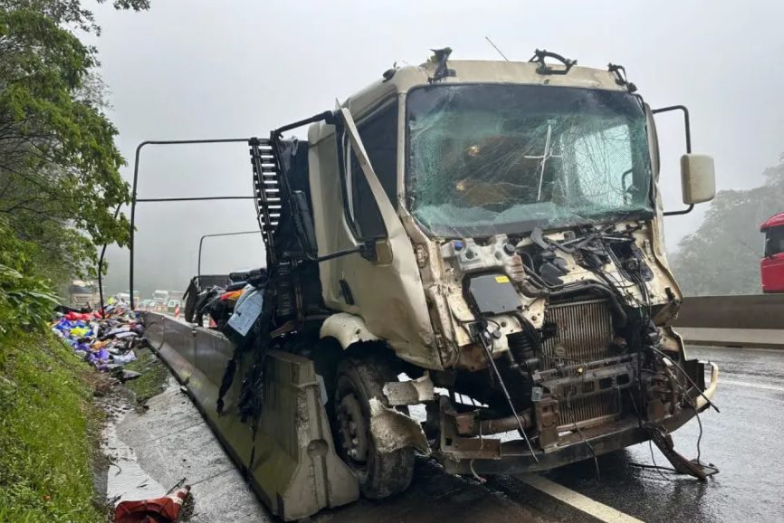 Engavetamento bloqueia BR-376, e carga de ração é saqueada de carreta