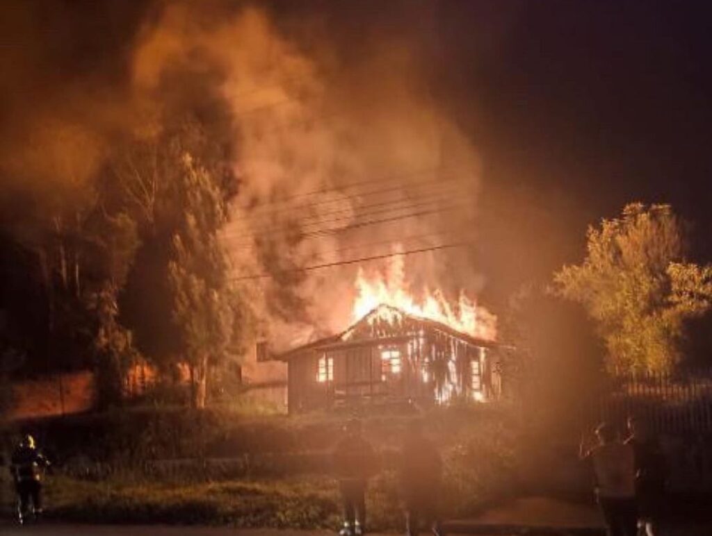 Casa é destruída por incêndio na noite deste domingo em Canoinhas