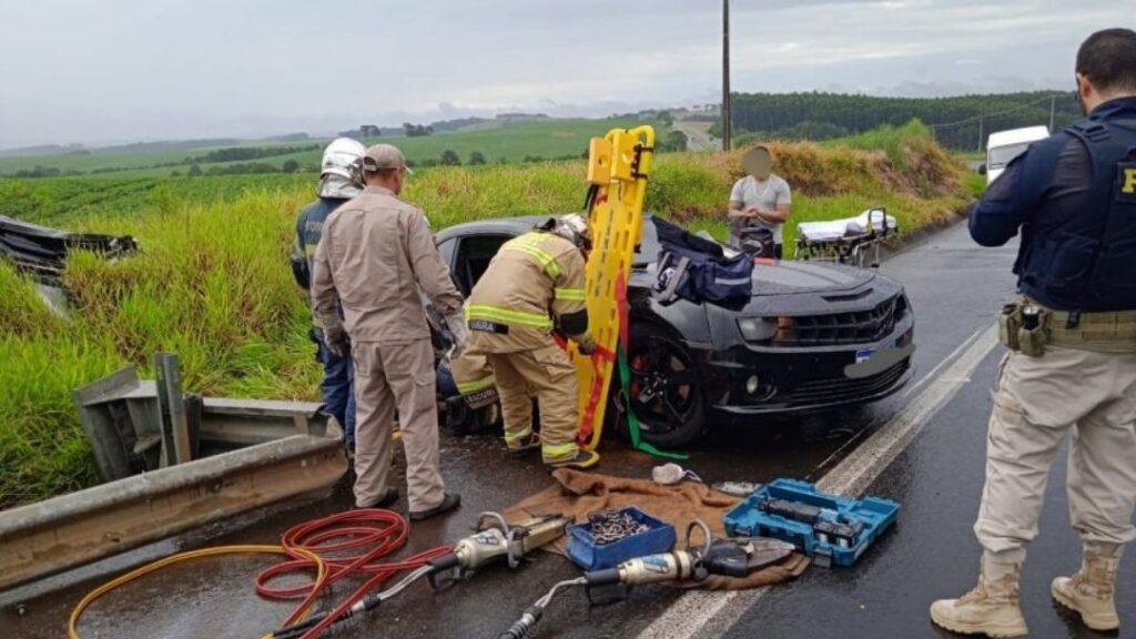 Camaro sai de pista e colide contra defensa metálica na BR-376