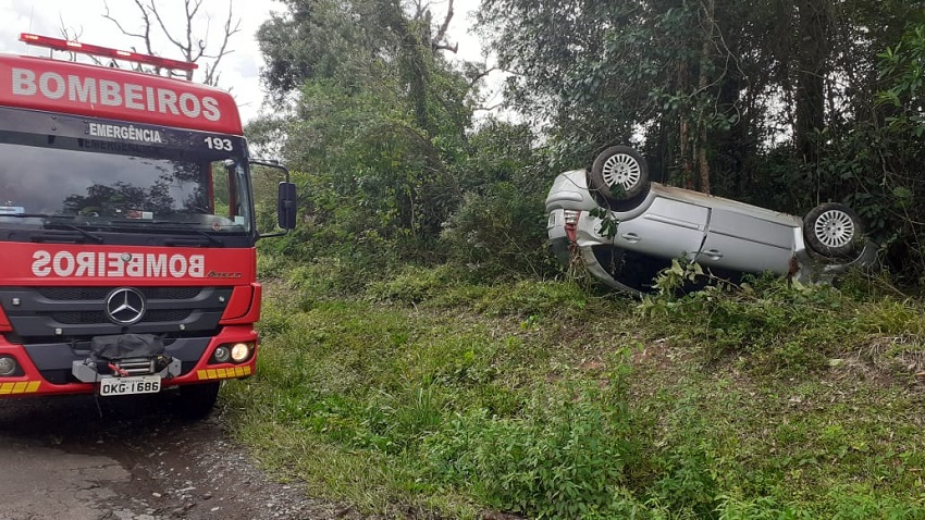 Corpo de Bombeiros atende situação de capotamento na BR-280, em Três Barras