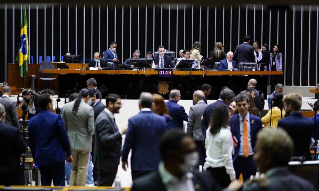 Câmara aprova PEC que garante pagamento do piso de enfermagem