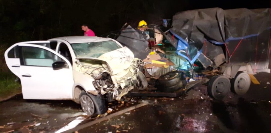 Reboque quebra e carretinha desgovernada atinge veículo em Três Barras