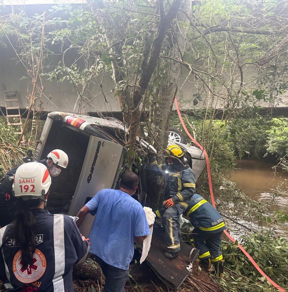 Casal fica preso em veículo após colisão e queda de uma ponte no Paraná